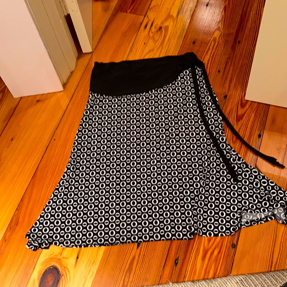 Sassy black and white skirt - M
